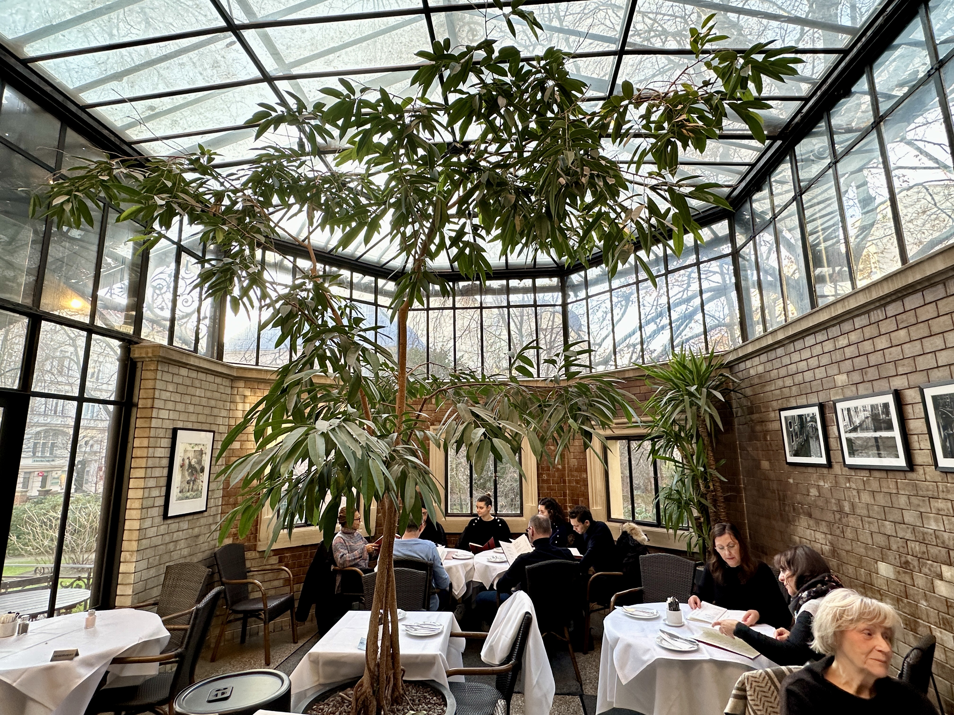 브런치를 즐기는 베를린 시민들