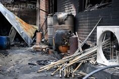 화마가-휩쓸고간-자리에-벽과-가재도구가-시커멓게-그을려있는-처참한-모습