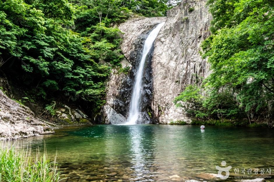 바다와 산을 두루 품은 부안군에 자리한 변산반도는 매번 새로운 자연을 발견하는 여행지