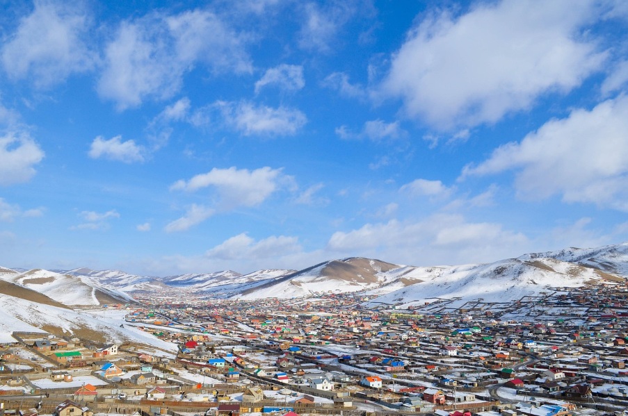 겨울 눈 덮인 산을 배경으로 한 몽골 울란바토르 시내 전경, 디지털 노마드를 위한 이색 워케이션 여행지 추천