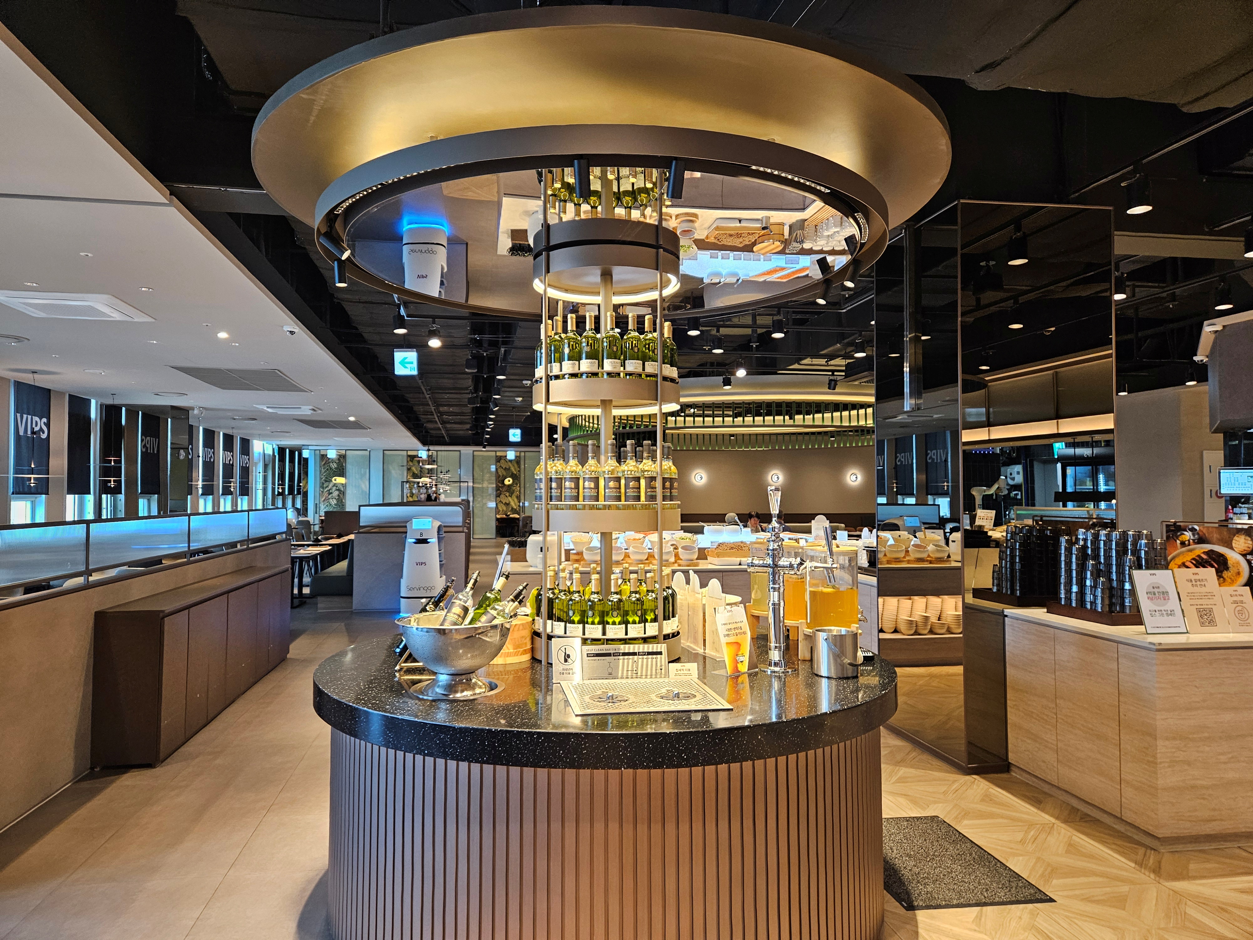 빕스-강동점-진열된-와인병들-드래프트-생맥주