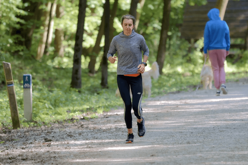 산책길에서 가볍게 런닝하는 여성