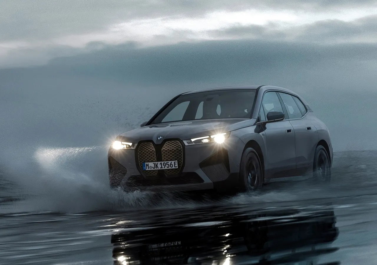 BMW IX M60 차량 이미지