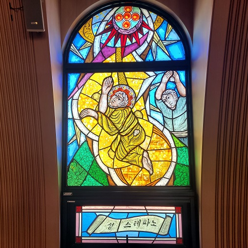 성 스테파노 성인이 돌을 맞아서 순교하는 장면을 그린 스테인드글라스입니다. 광주대교구 곡성성당 안에 있는 작품입니다.