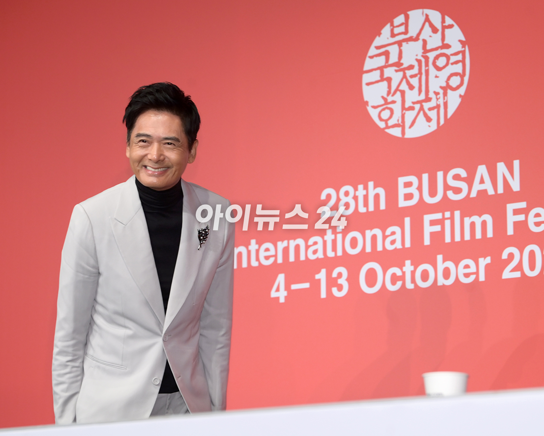 배우 주윤발(저우룬파)이&nbsp;5일 오후 부산광역시 해운대구 우동 KNN타워에서 진행된 제28회 부산국제영화제 공식 기자회견에 참석해 포토타임을 갖고 있다. [사진=정소희 기자]