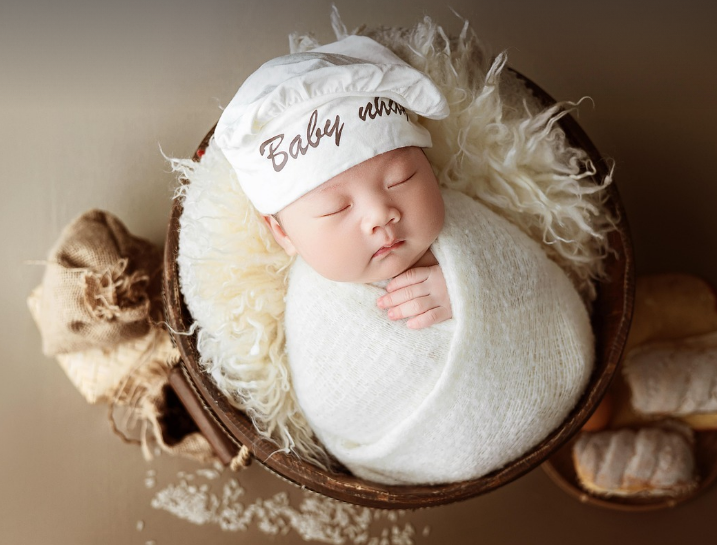 모자 쓰고 잠자는 아기