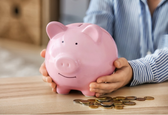 핑크돼지저금통을 쥐고 있는 남성