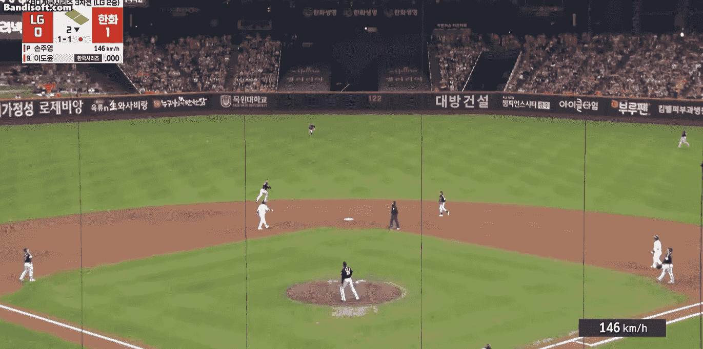 2025년 한국시리즈 고의낙구 논란의 장면