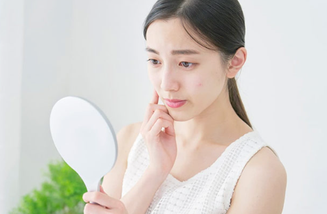 얼굴의 모공이 붉은 것