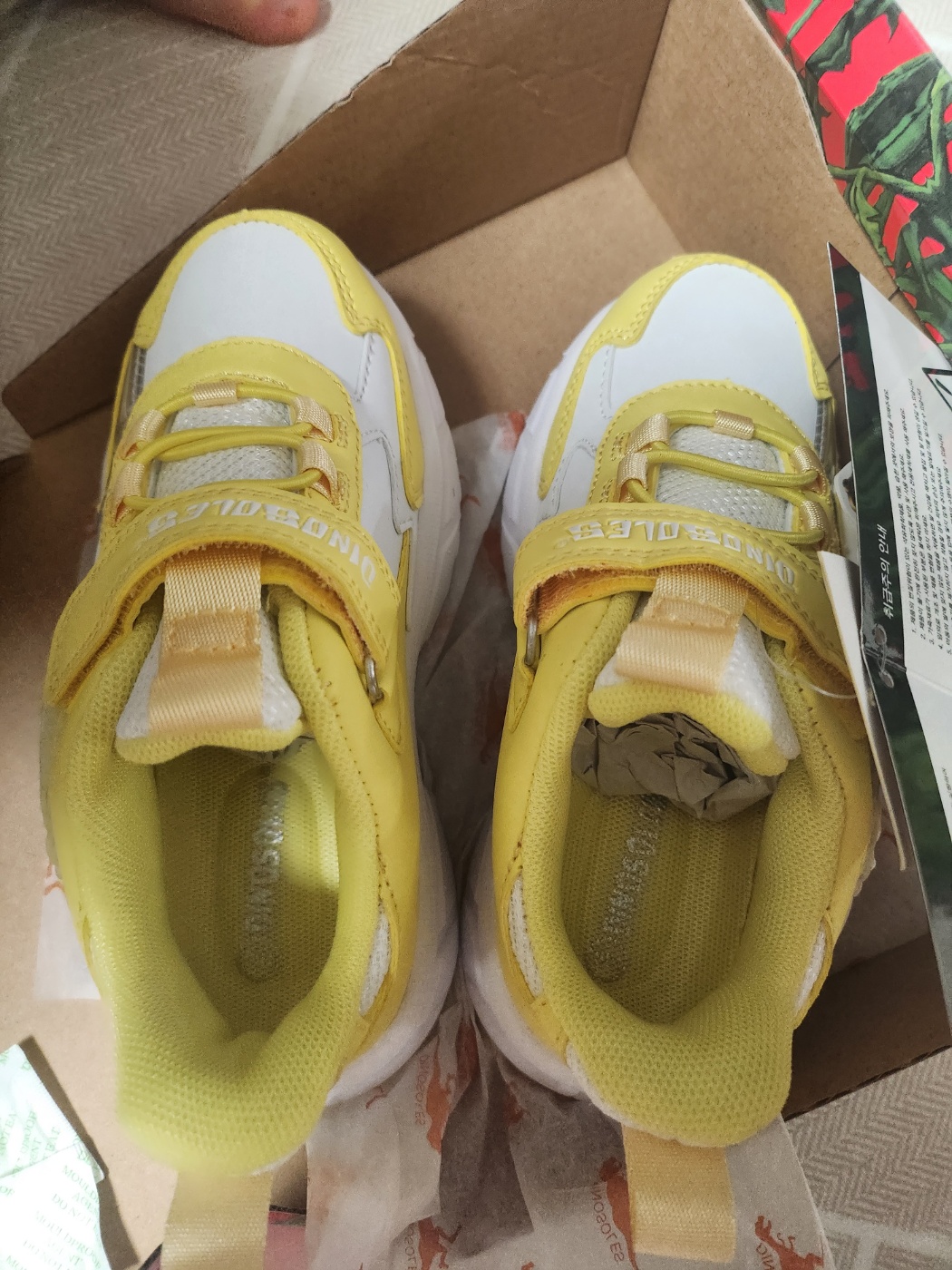 다이노솔즈-유니콘-신발-노랑