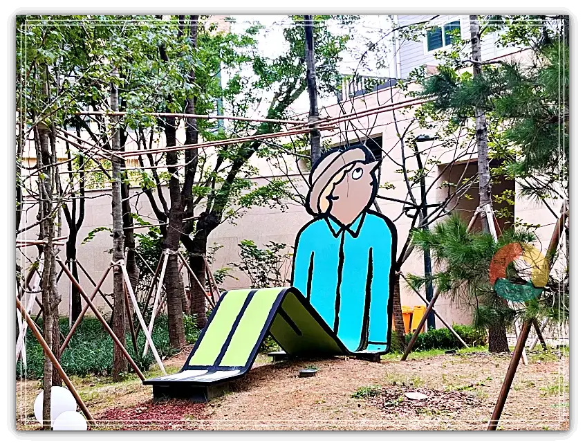 퍼블릭가산_전시4-앉아서-뒤돌아보는-사람