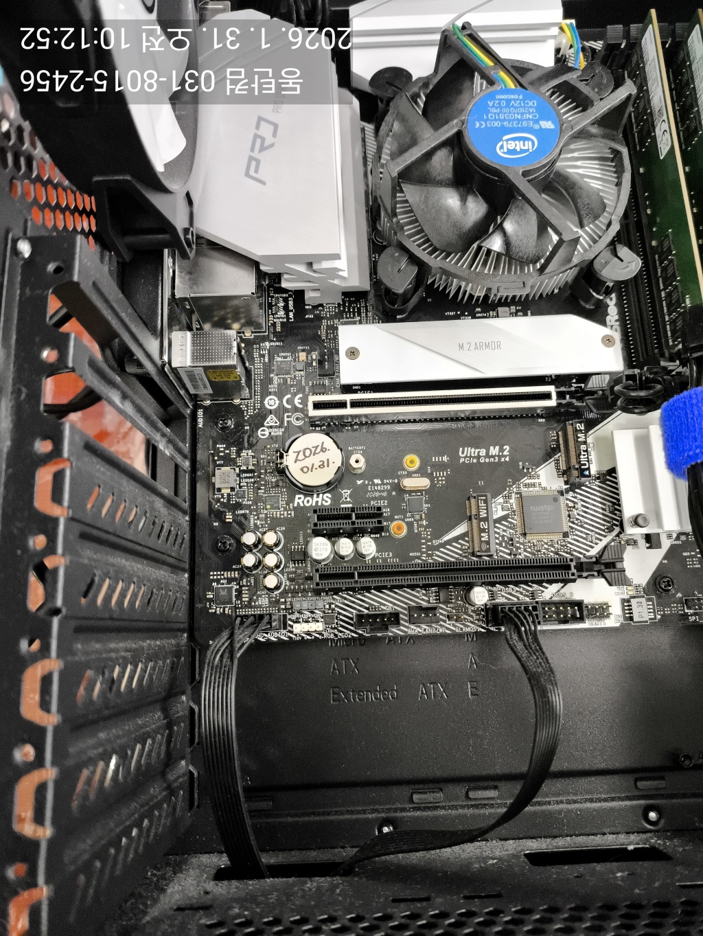 시모스 시계 건전지 신품으로 교체 중