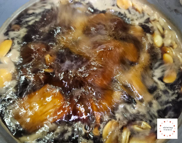 소고기메추리알장조림-양념장에 소고기 넣고 10분 강불에서 끓이기