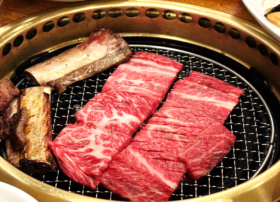가보정의 명품 한우 생갈비가 불판 위에 올려진 모습
