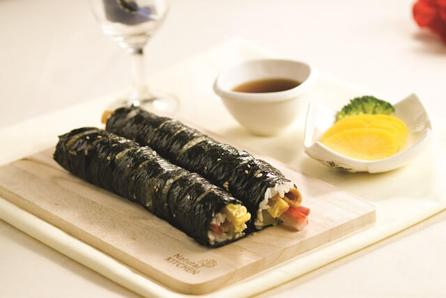 치자황색소로 노랗게 물든 단무지