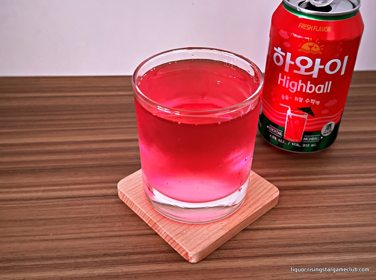 하와이 하이볼 술술~ 취할 수박에 음료를 한잔 따라 놓은 사진