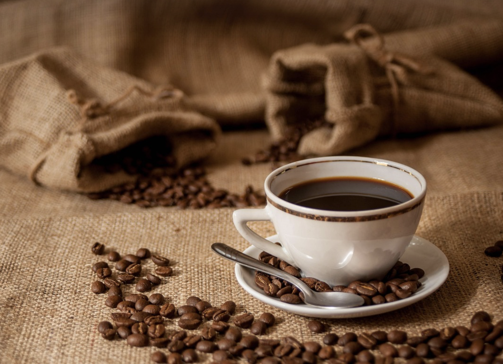 커피원두와 커피잔에 담긴 커피