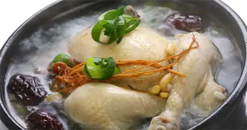 뚝배기에서-끓고있는-삼계탕