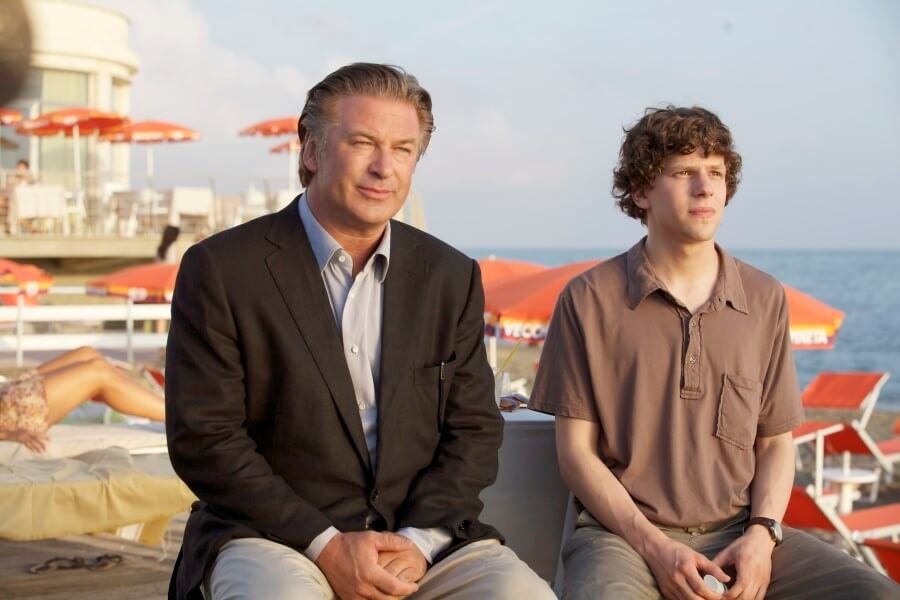 존과 잭이 나란히 앉아 어딘가를 바라보는 모습