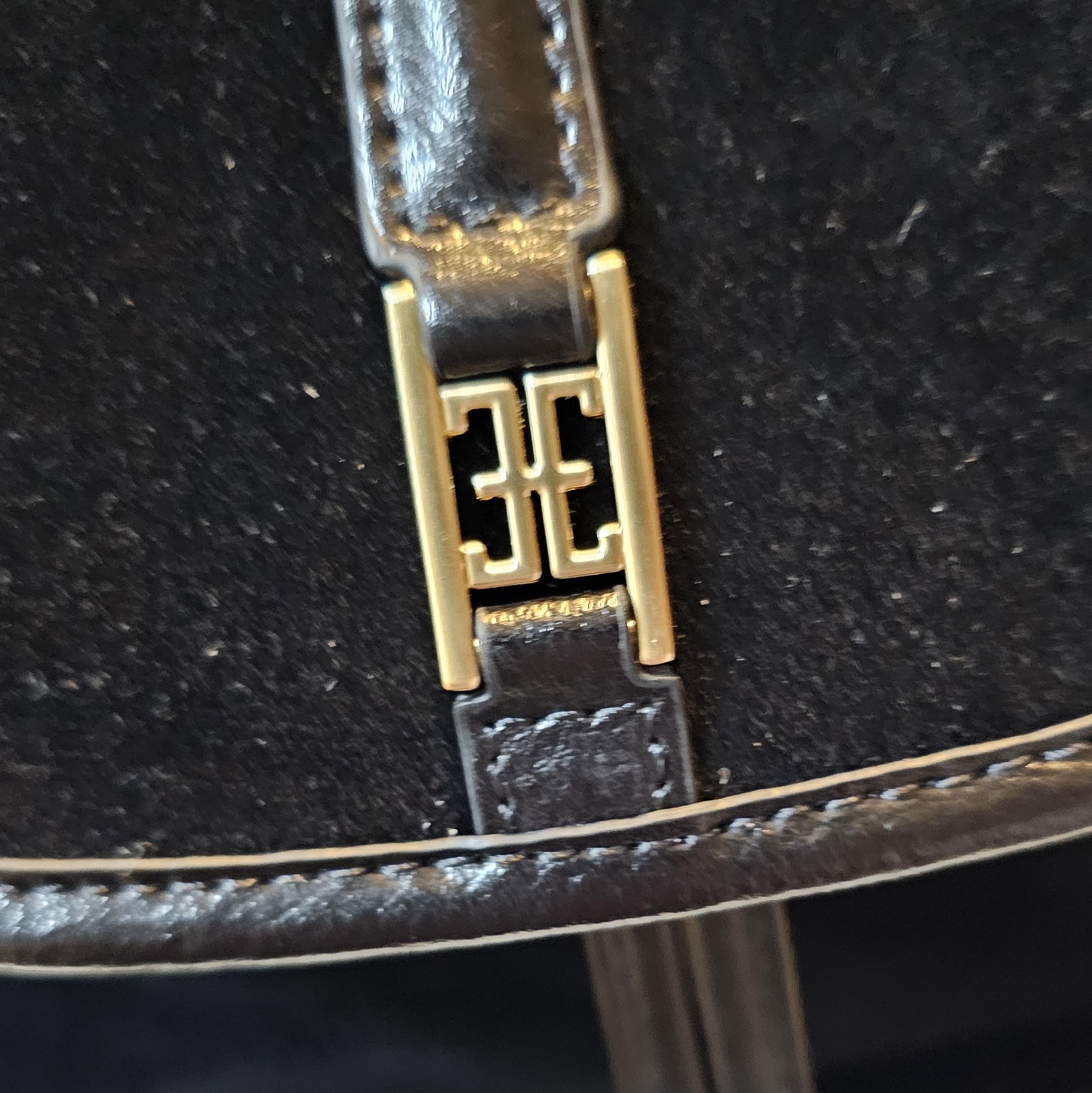 폴뉴아 클래식 로고 포쉬 백팩 로고 장식