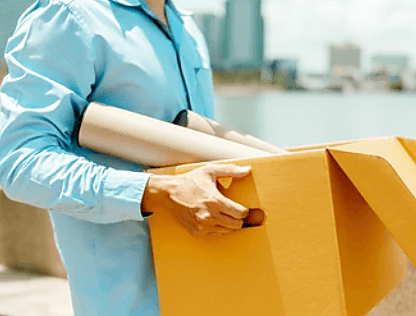 갈색-박스를-들고-있는-팔