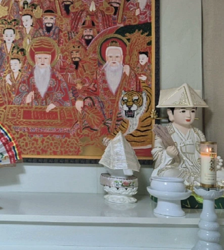 화신당 오른쪽에 있는 흰옷입은 할머니 불상