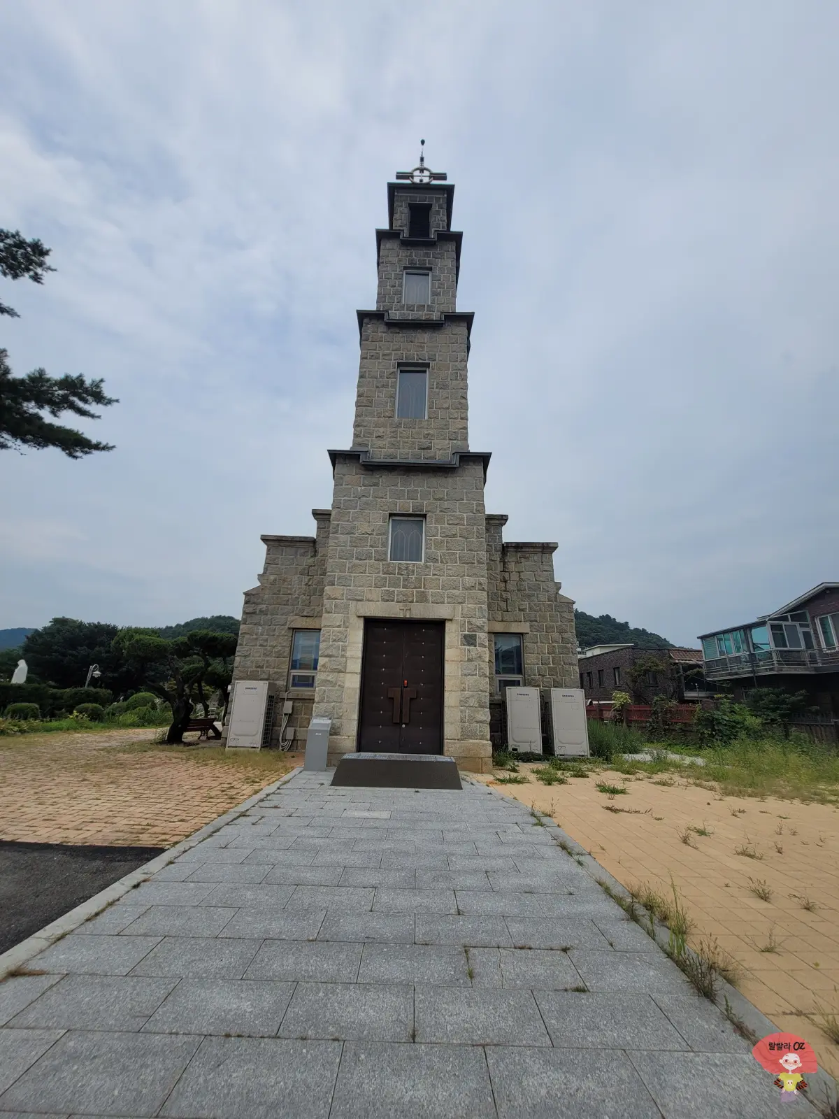 강원도-홍천성당-본당모습-붉은-벽돌과-아치형-창문이-돋보이는-고딕식-건축물