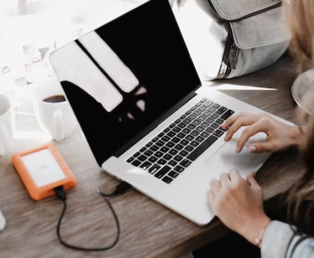 어른이-컴퓨터로-작업을-하고-있다