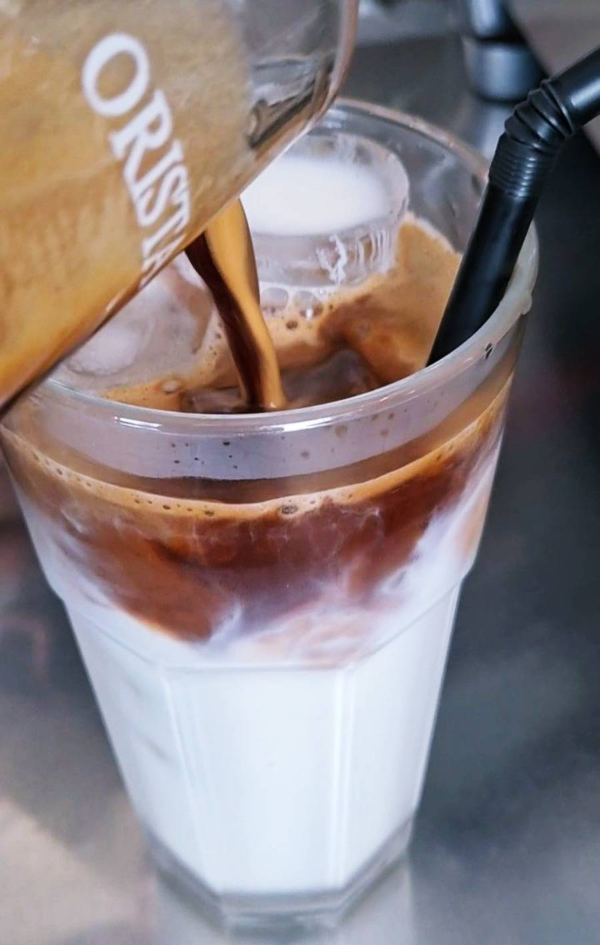 아이스 라떼 만드는 중