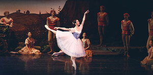 발레하는 여성 사진입니다.