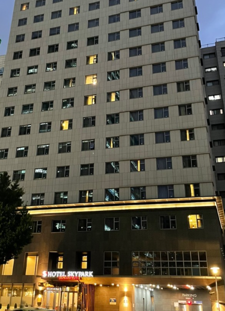 스카이파크 호텔 외관 입구 1층 조명이 밝다