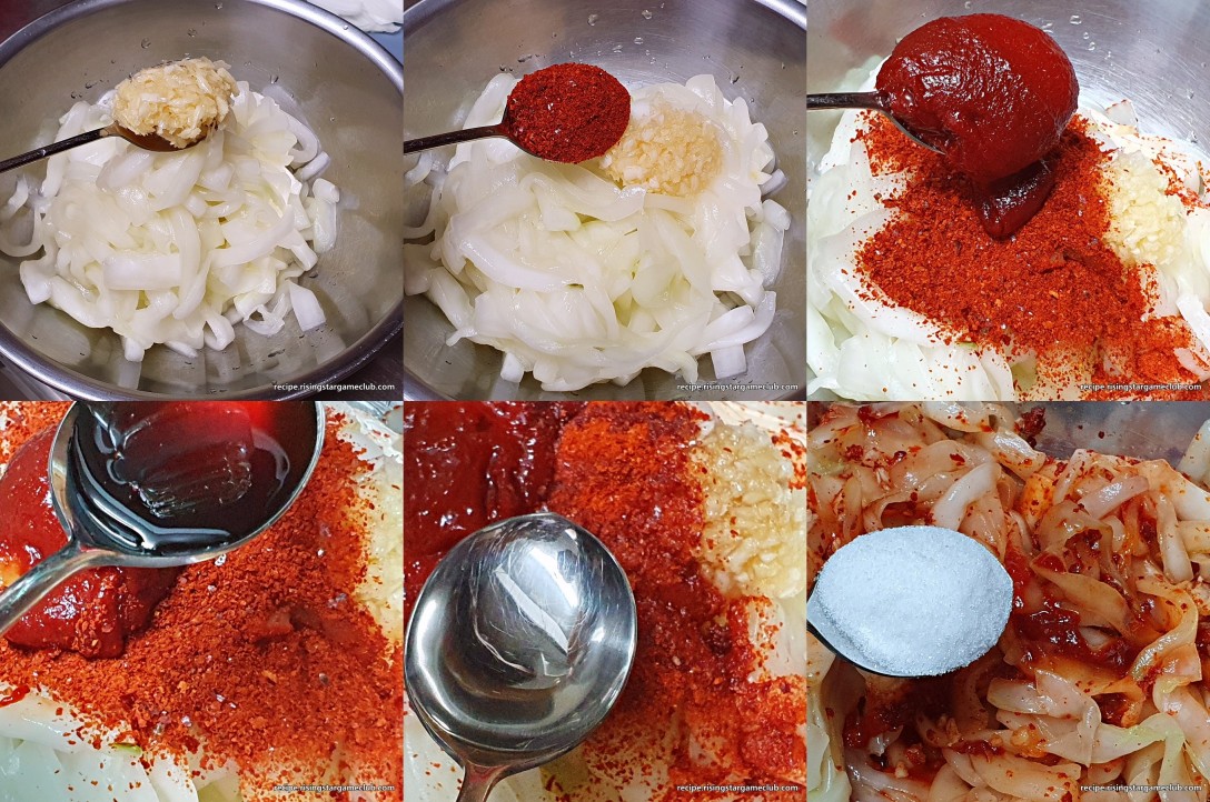 노각 무침을 하기 위해 절여진 노각 위에 양념(다진마늘 1T&#44; 고추가루 2T&#44; 고추장 1T&#44; 매실액 1T&#44; 식초 2T&#44; 설탕 1T)을 넣는 사진