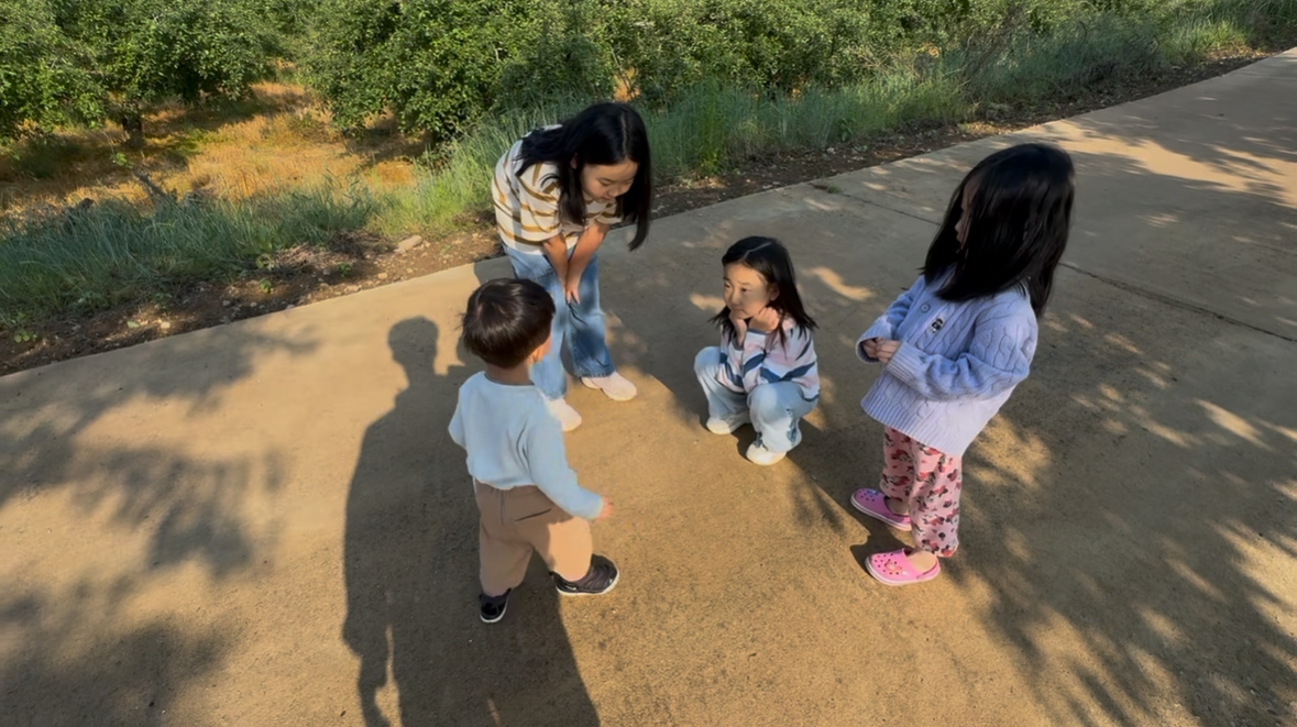 누나들과 함께 노는 아이 사진