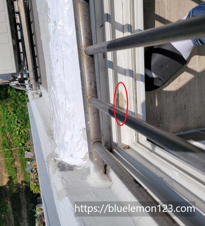 비만 오면 베란다에서 물이 샌다면? 드디어 찾은 원인과 해결방법 공개 (샷시 누수, 장마철, 실리콘 보수)