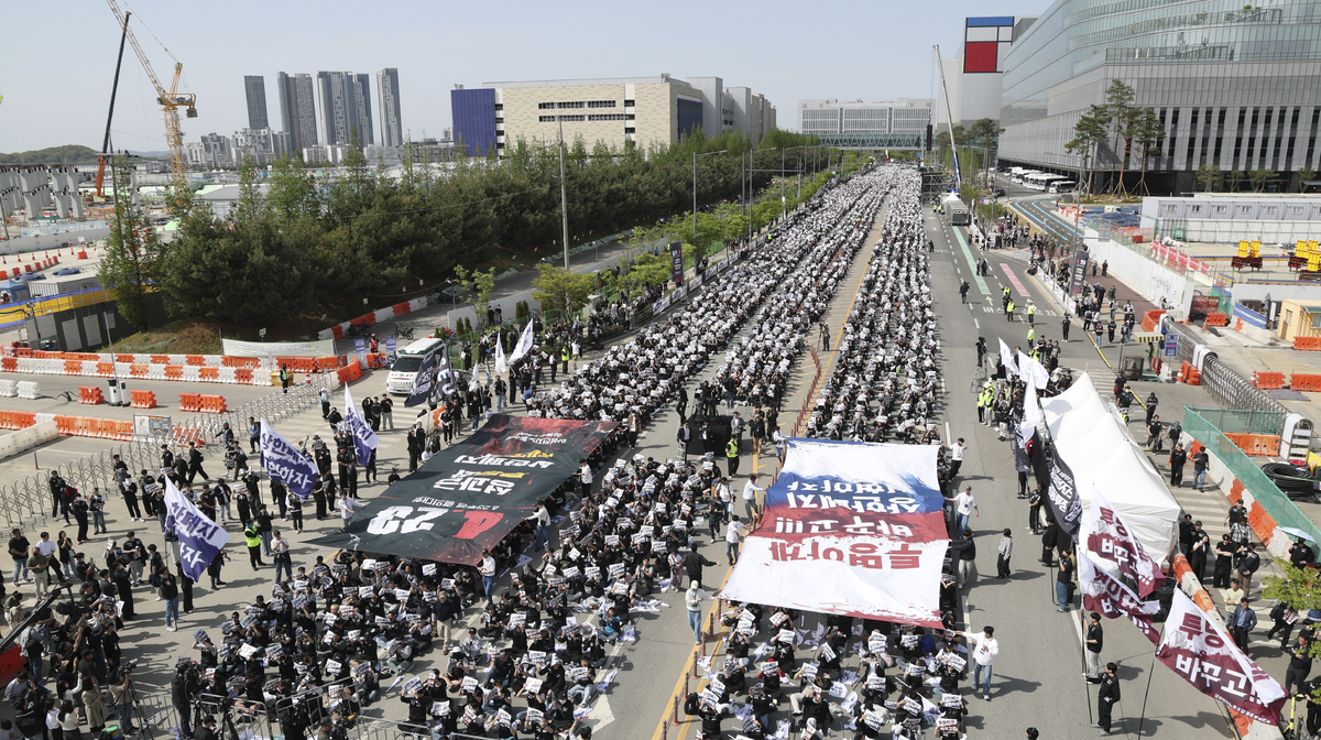 삼성전자 노조 이재용 자택 집회 및 SK하이닉스 6억 성과급 격차에 따른 총파업 리스크 심층 분석 (2026)