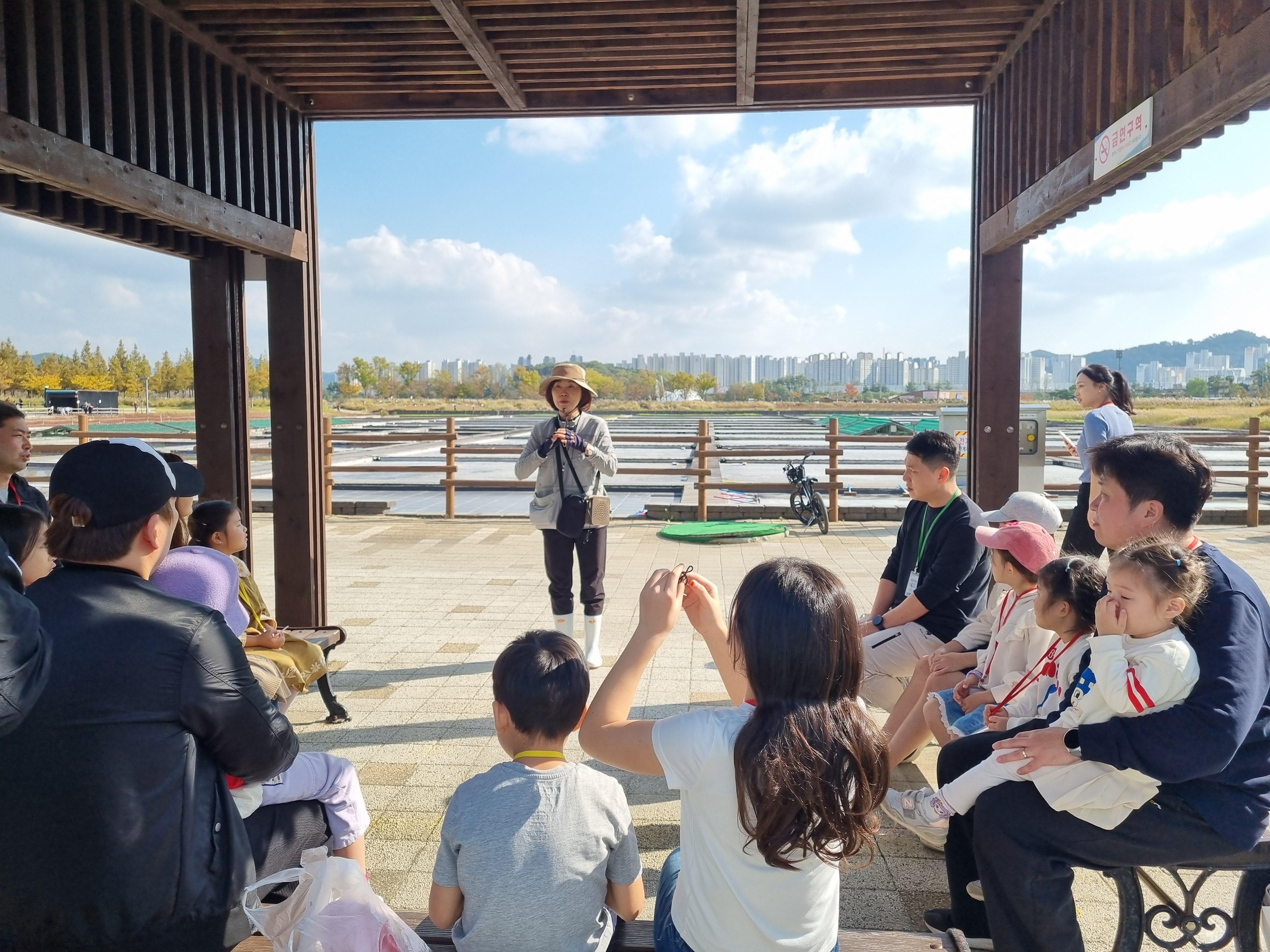 시흥 갯골생태공원 가을 나들이 후기-염전설명듣기
