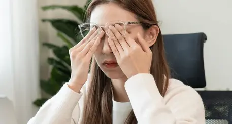 눈-비비는-사람