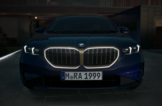2025 BMW 5시리즈 아이코닉 글로우 3