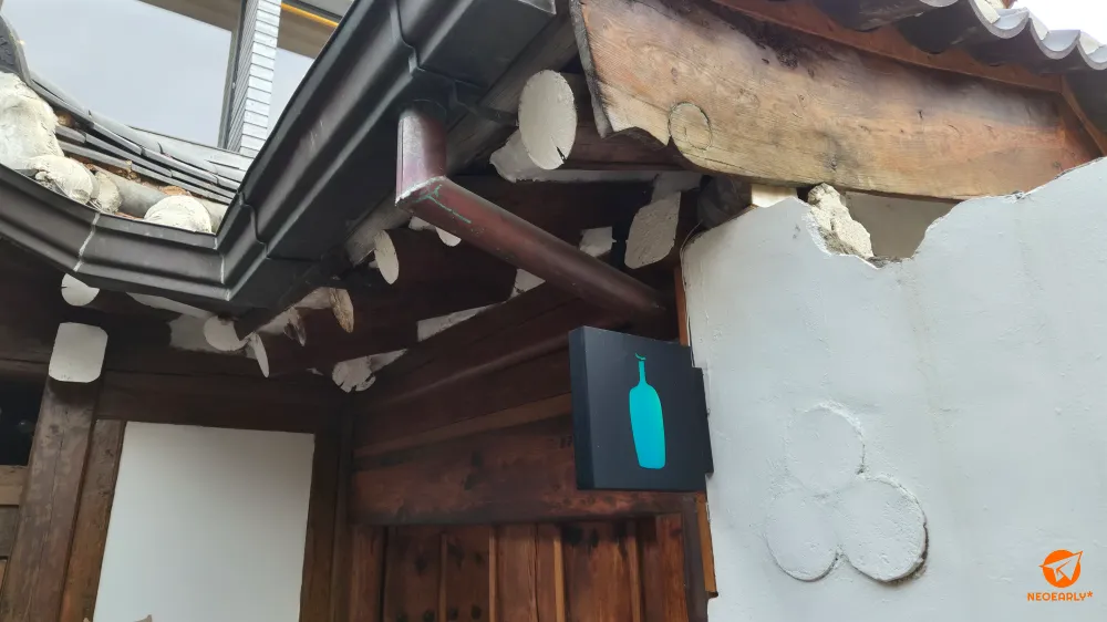 블루보틀 삼청 한옥 입구의 간판