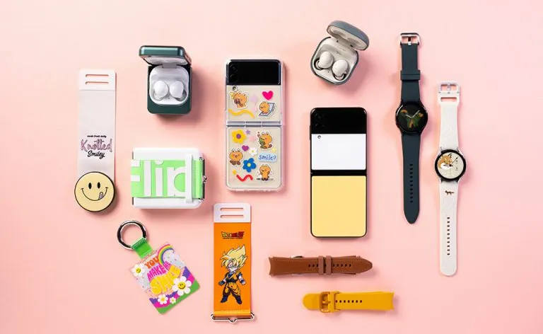 갤럭시 Z 플립 4 핸드셋과 다양한 악세서리