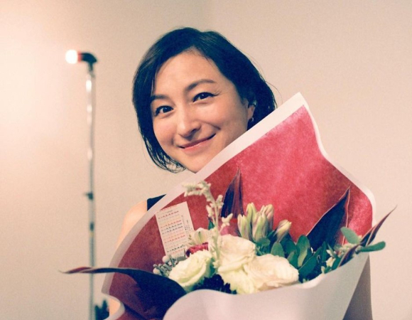 일본 여배우 히로스에 료코가 최근 불거진 불륜설을 인정했다. 사진은 꽃을 들고 있는 히로스에 료코. [사진=히로스에 료코 매니저 인스타그램 캡처]