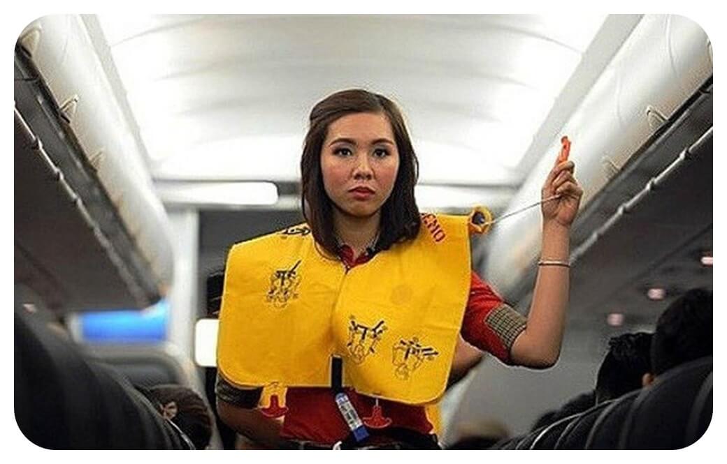 비엣젯항공 승무원이 기내에서 구명조끼 착용법을 설명하는 모습