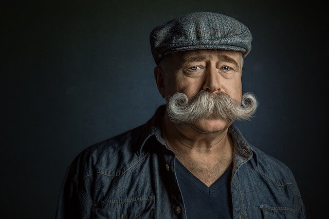 수염-보는-꿈-해몽