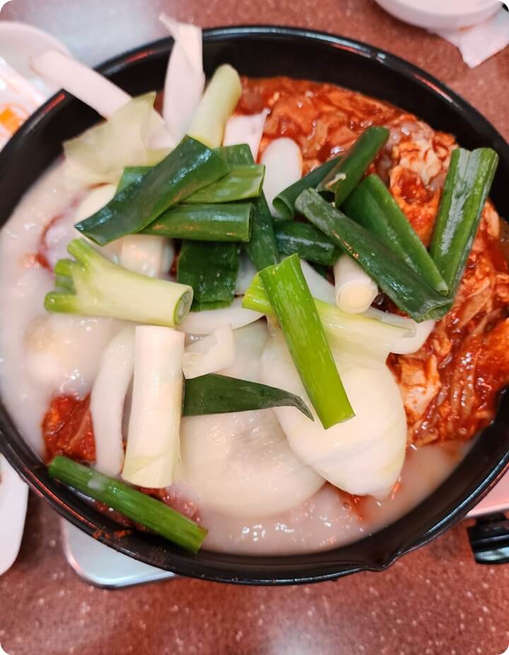 전골 냄비안의 곱창과 대파 등 야채