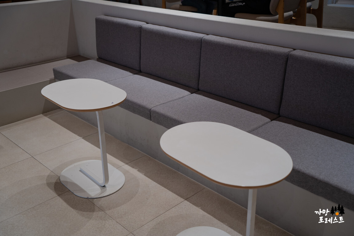 춘천 산토리니 카페 내부