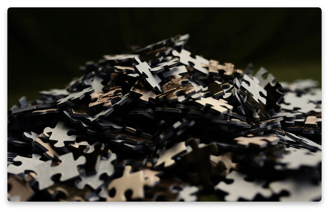 쌓여있는 퍼즐 사진