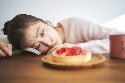 간식을 먹고 싶은 여성