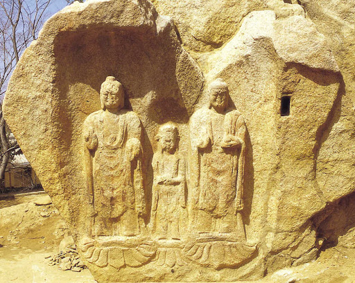 태안 동문리 마애삼존불입상