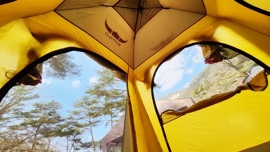 텐트안쪽에서 찍은 꽃없이 푸르기만한 월악산