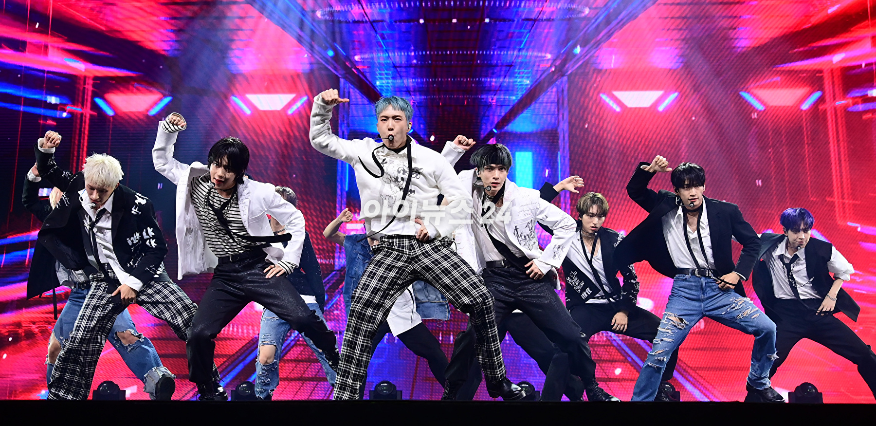 그룹 오메가엑스가 7일 오후 서울 광진구 예스24라이브홀에서 열린 오메가엑스(OMEGA X) 세 번째 미니앨범 'iykyk(if you know, you know)'(이프 유 노, 유 노) 발매 기념 쇼케이스에서 수록곡 무대를 선보이고 있다. [사진=정소희 기자]